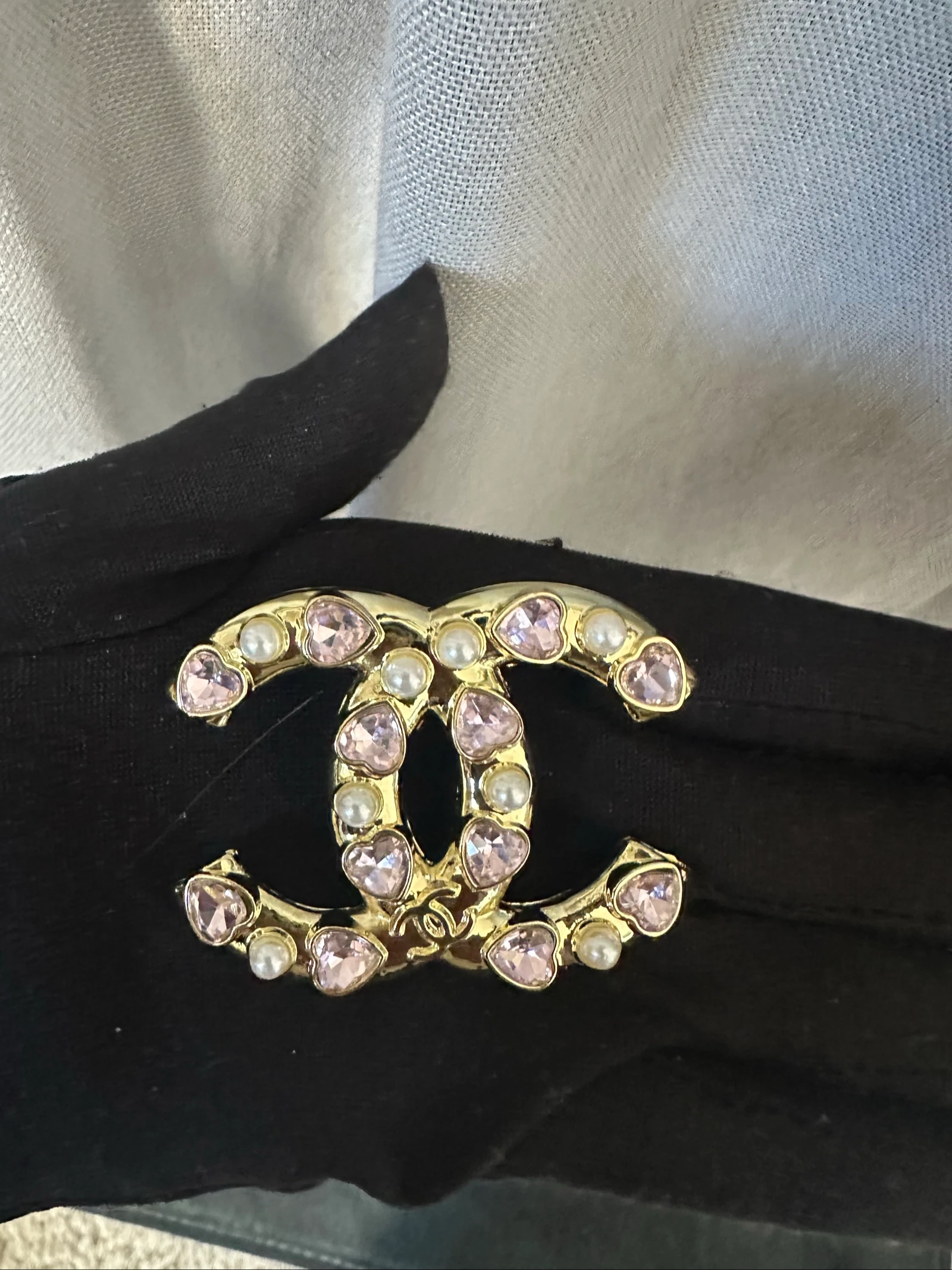 Broche CC perlée à strass inspiration